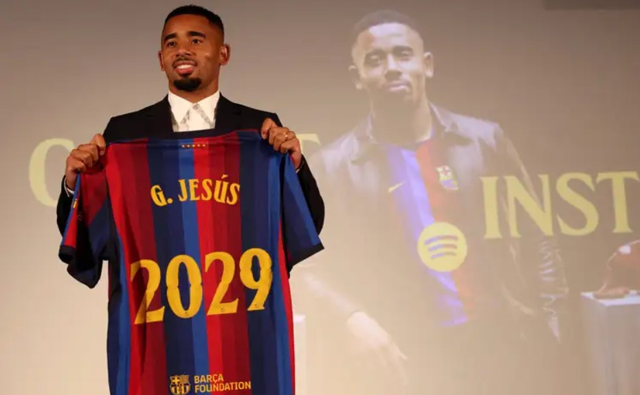 Aos 29 anos, Gabriel Jesus é anunciado pelo Barcelona e assume a camisa 9 de Lewandowski