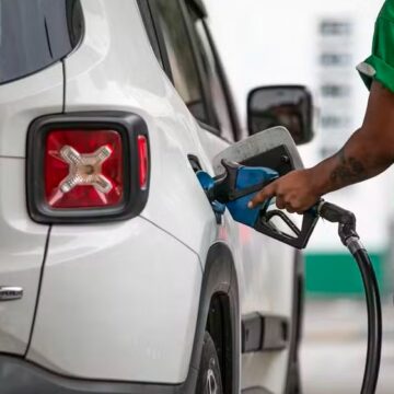 Governo federal anuncia redução de R$ 0,63 por litro da gasolina após alta global do petróleo