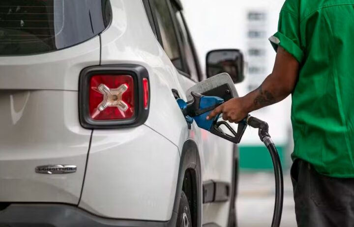 Governo federal anuncia redução de R$ 0,63 por litro da gasolina após alta global do petróleo