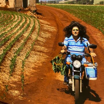 Agricultor paranaense posa como drag queen para ensaio que retrata homofobia sofrida pelo filho