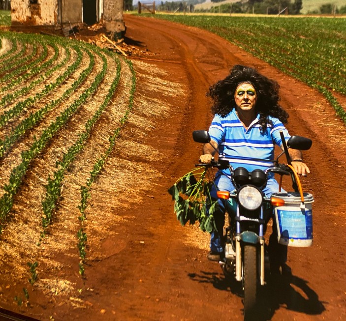 Agricultor paranaense posa como drag queen para ensaio que retrata homofobia sofrida pelo filho