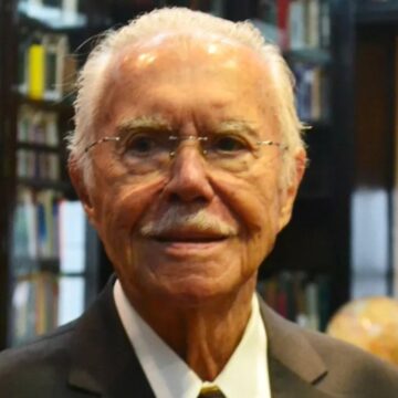 Aos 96 anos, ex-presidente José Sarney recebe alta hospitalar após tratamento de pneumonia