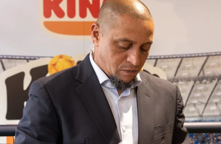 Roberto Carlos revela como sua vida mudou após aposentadoria: ‘Perdi 99% de todo o dinheiro que fiz no futebol’