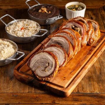 Restaurante em Salvador promove festival dedicado à carne suína com porco inteiro assado