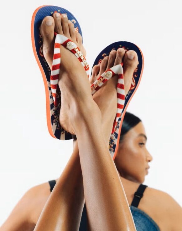 Chinelo de dedo ganha status fashion e vira tendência no verão do Hemisfério Norte