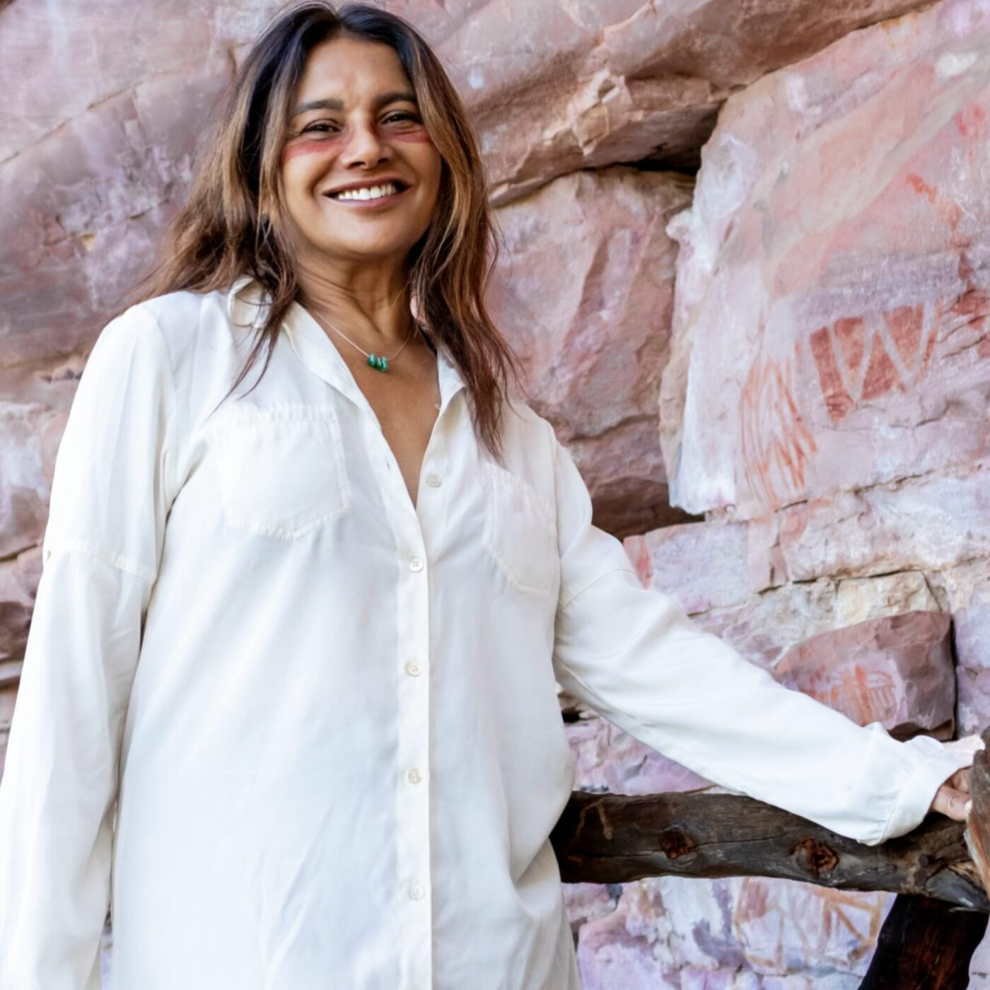 Dira Paes visita sítio arqueológico em Lençóis e se encanta com pinturas rupestres