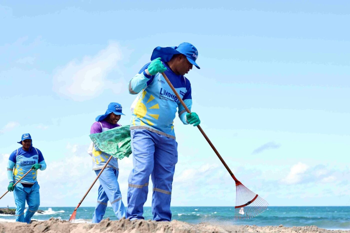 Mutirão de limpeza reúne voluntários na Orla de Praia Grande neste sábado (19)