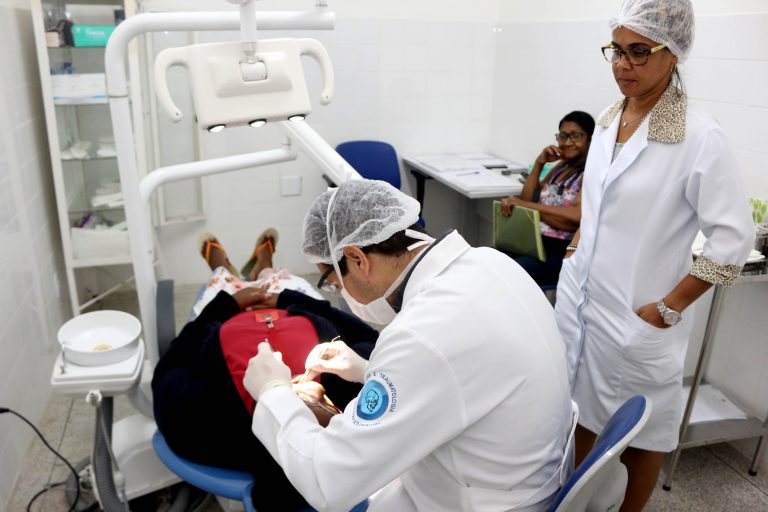 Projeto prevê piso salarial de R$ 3,6 mil para auxiliares de médicos e dentistas
