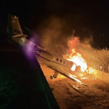 Avião com cantor Rey Vaqueiro sai da pista e pega fogo durante pouso no Rio Grande do Norte