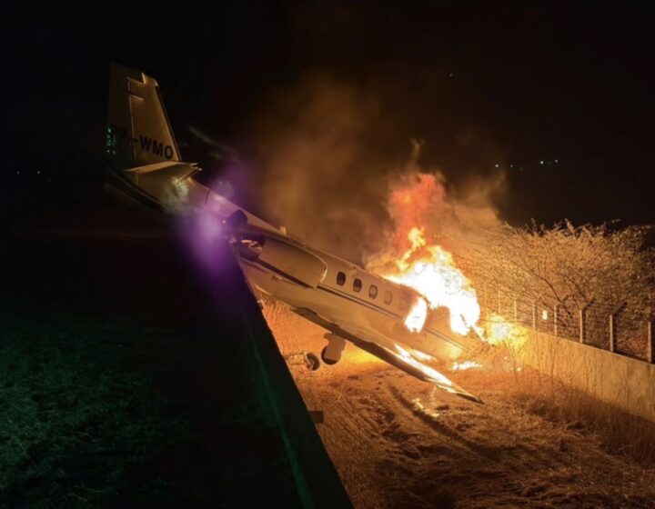 Avião com cantor Rey Vaqueiro sai da pista e pega fogo durante pouso no Rio Grande do Norte