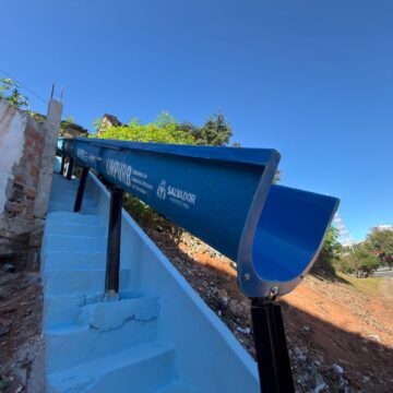 Salvador testa novo lixoduto de fibra de vidro para descarte de lixo em encostas