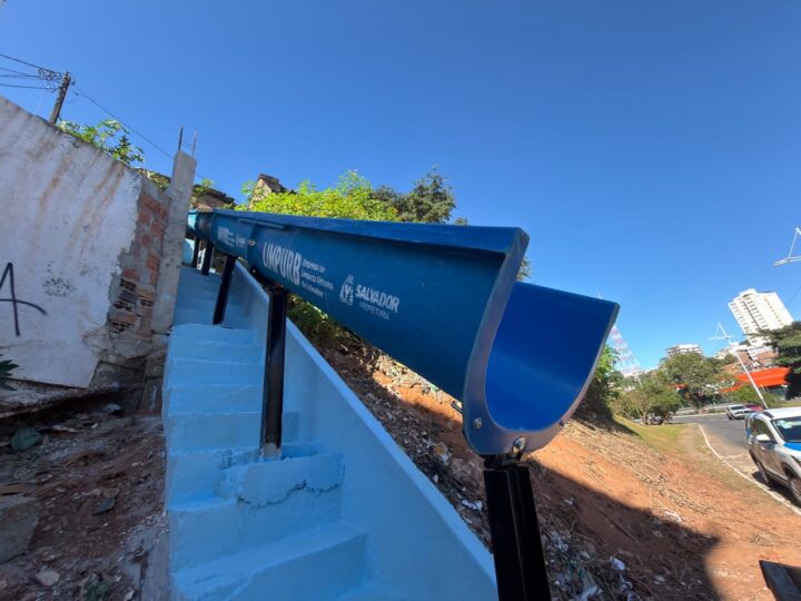 Salvador testa novo lixoduto de fibra de vidro para descarte de lixo em encostas