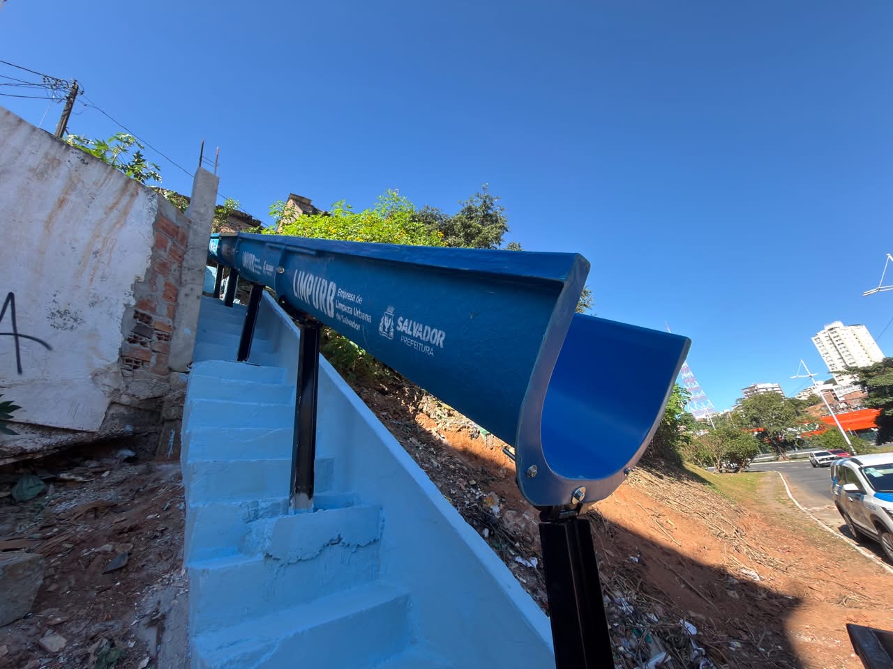 Salvador testa novo lixoduto de fibra de vidro para descarte de lixo em encostas