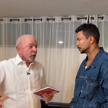 Em encontro com Lula, Xamã revela que família recebeu Bolsa Família: “Ajudava a conseguir a comida”