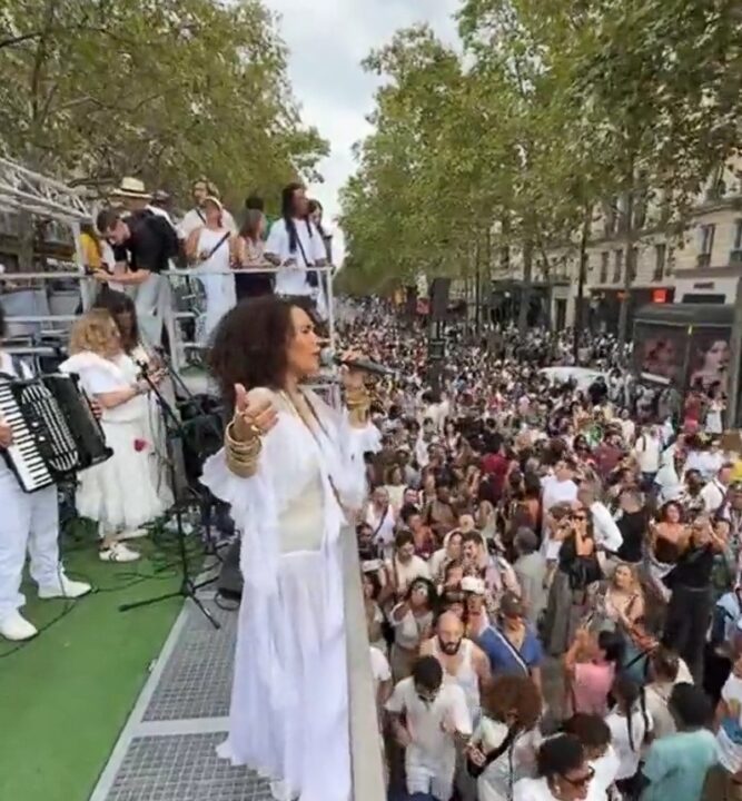 Mariene de Castro comanda Lavagem de Madeleine em Paris e celebra samba pelas ruas