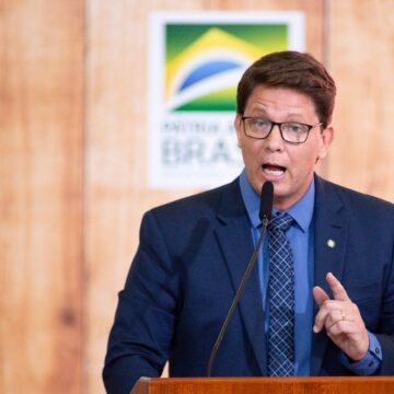 Mario Frias tem sete armas apreendidas pela PF em operação sobre filme de Bolsonaro