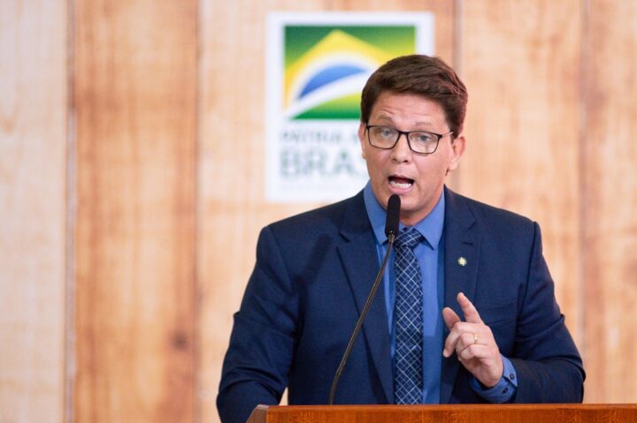 Mario Frias tem sete armas apreendidas pela PF em operação sobre filme de Bolsonaro