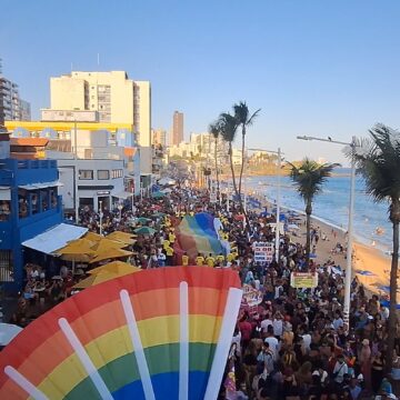 Parada LGBT+ lota Farol da Barra neste domingo (6) com 13 trios elétricos em Salvador; veja imagens