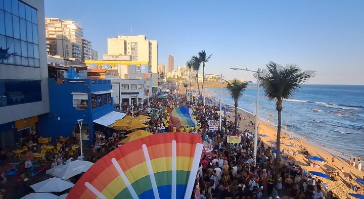 Parada LGBT+ lota Farol da Barra neste domingo (6) com 13 trios elétricos em Salvador; veja imagens