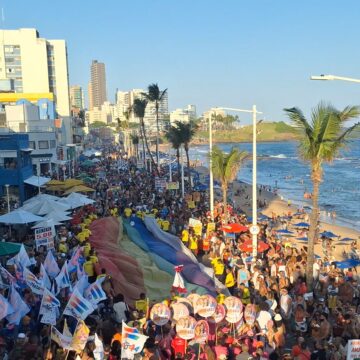 Parada LGBT+ lota Farol da Barra neste domingo (6) com 13 trios elétricos em Salvador; veja imagens