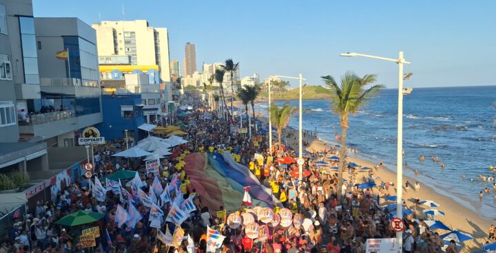 Parada LGBT+ lota Farol da Barra neste domingo (6) com 13 trios elétricos em Salvador; veja imagens