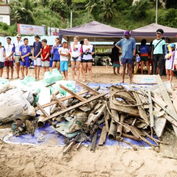 Mutirão retira uma tonelada de resíduos da Praia da Preguiça, em Salvador