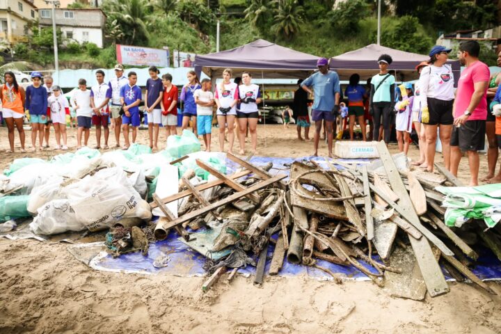 Mutirão retira uma tonelada de resíduos da Praia da Preguiça, em Salvador