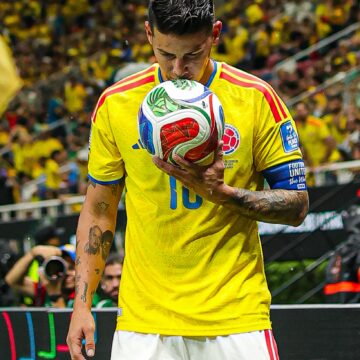 Aos 35 anos, astro da do futebol da Colômbia anuncia aposentadoria e faz despedida emocionante