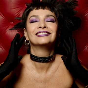 Aos 63 anos, famosa atriz da Globo revela condição para reviver icônica vampira roqueira na TV