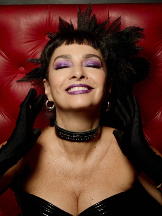 Aos 63 anos, famosa atriz da Globo revela condição para reviver icônica vampira roqueira na TV
