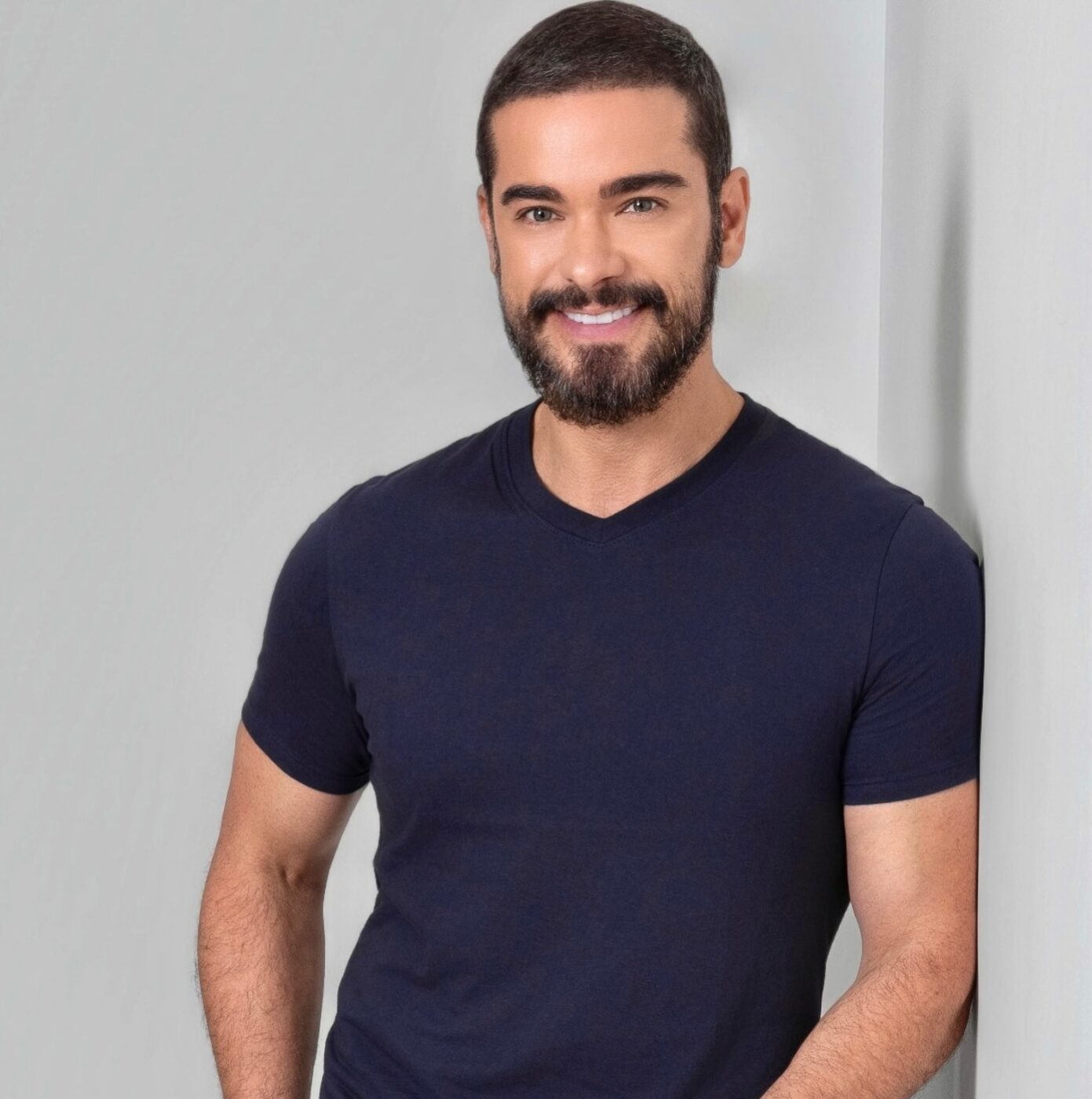 Aos 46 anos, ex-galã global retorna às telonas em drama sobre bullying e violência escolar