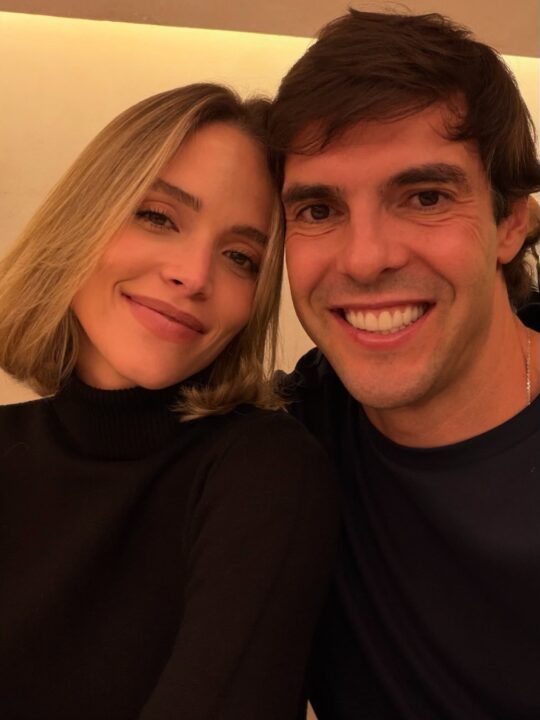 Esposa de Kaká publica fotos em família e explica decisão de não mostrar rosto das filhas do casal