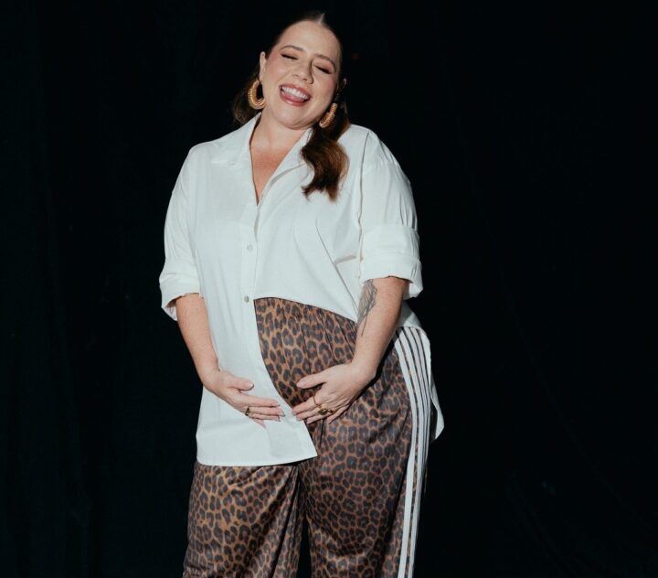 Grávida, Tati Machado exibe barrigão de 5 meses e encanta seguidores: “Minha pose preferida”