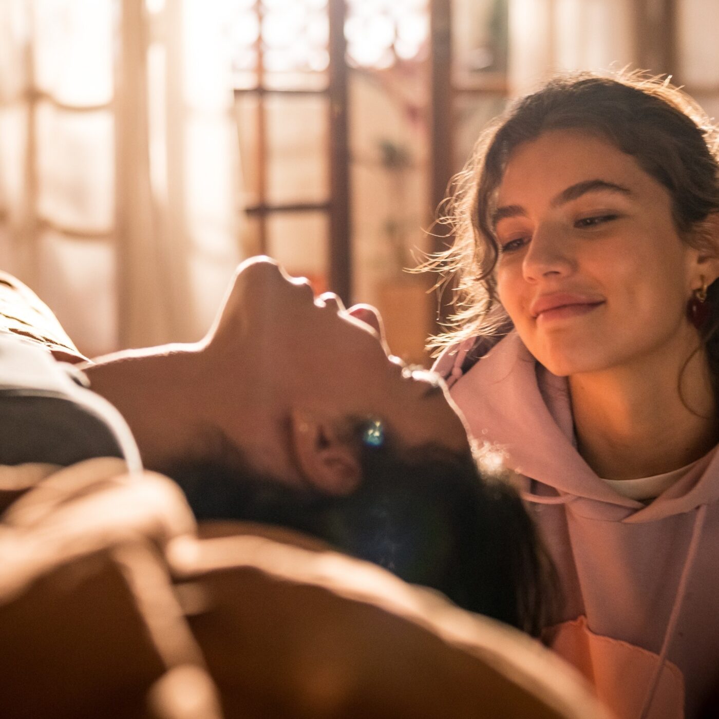 Bruna Marquezine e Alanis Guillen surgem em clima de romance em nova imagem de ‘Amor da Minha Vida’