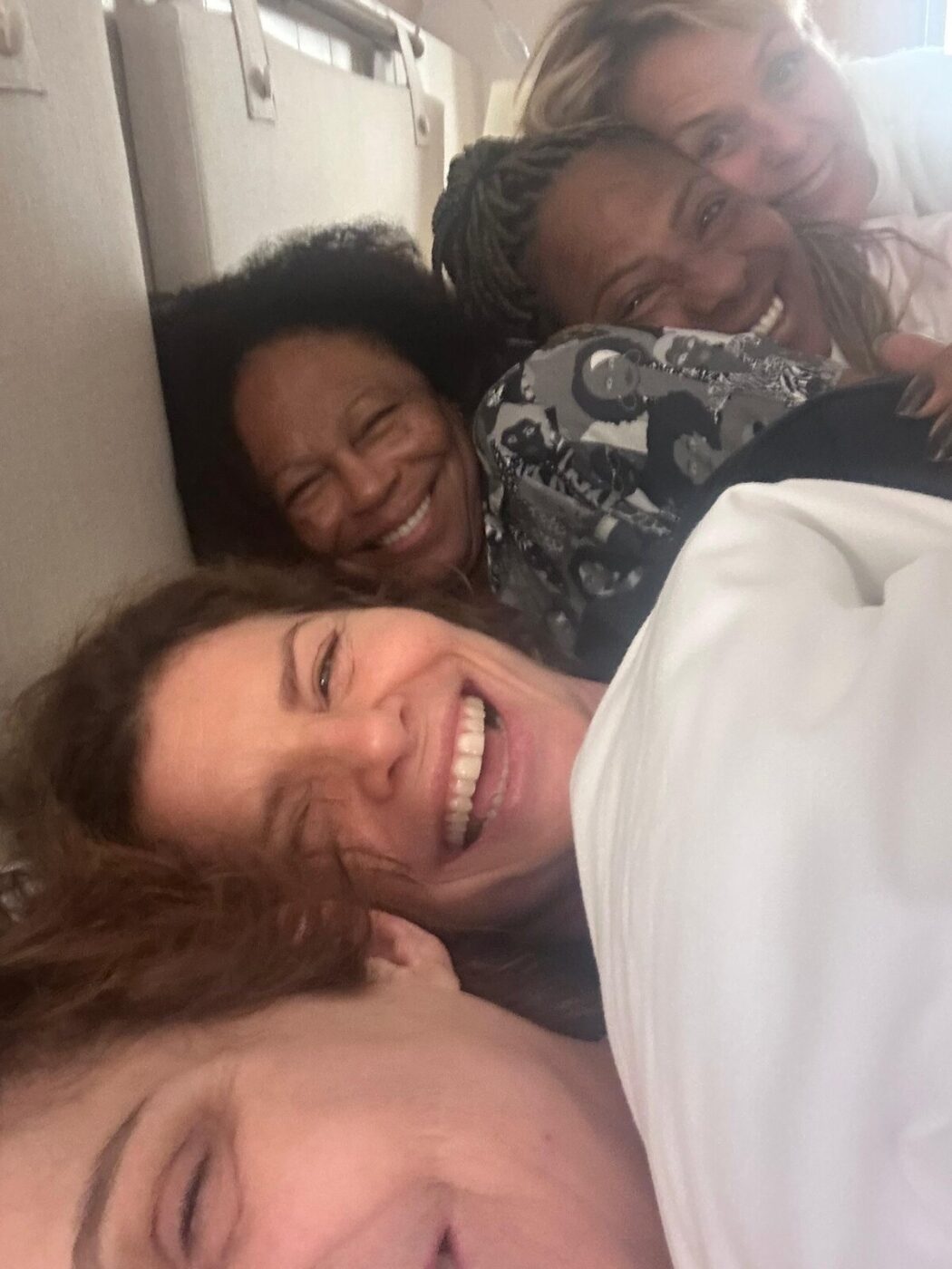 Edvana Carvalho protagoniza momento divertido ao lado de Debora Bloch, Drica Moraes e Giulia Gam