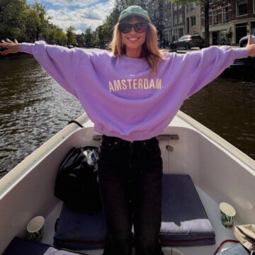 Carol Dieckmmann celebra 48 anos em Amsterdã com passeio de barco em família; fotos