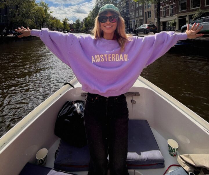 Carol Dieckmmann celebra 48 anos em Amsterdã com passeio de barco em família; fotos
