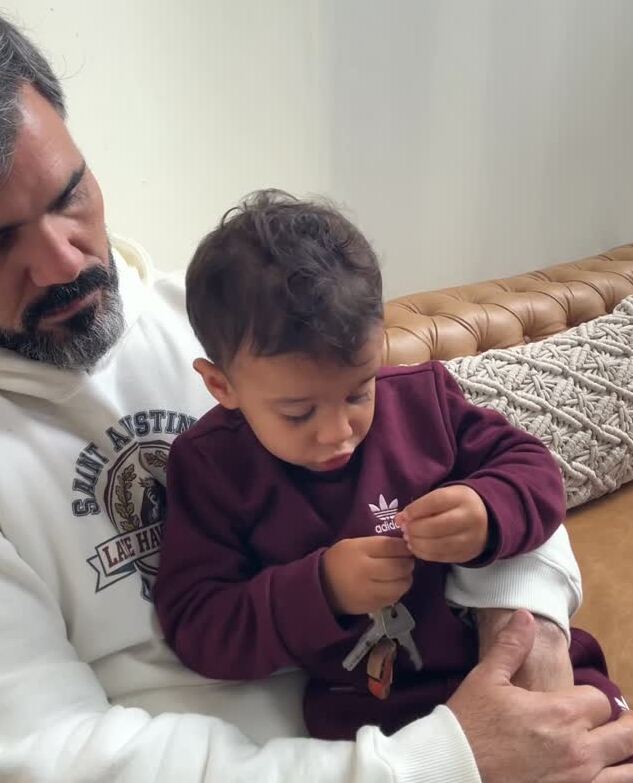 Juliano Cazarré compartilha momento fofo com filho caçula e resposta do menino diverte