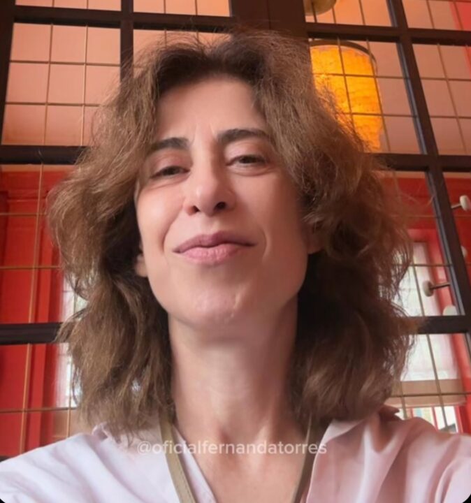 Fernanda Torres completa 61 anos e recebe homenagens nas redes sociais: “Patrimônio nacional”
