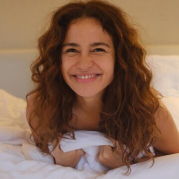 Nanda Costa celebra 40 anos com ensaio em quarto de hotel e ganha elogio da namorada