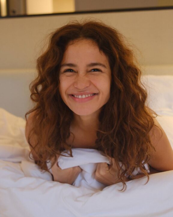Nanda Costa celebra 40 anos com ensaio em quarto de hotel e ganha elogio da namorada