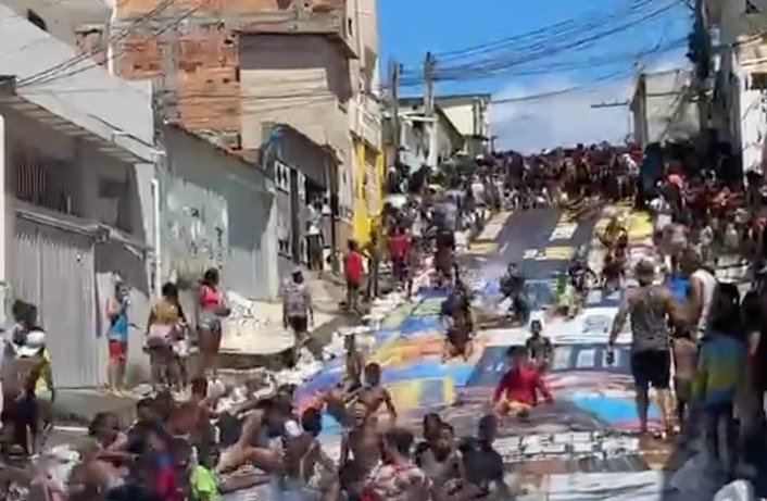 Evento que transforma rua em escorregador gigante movimentou Salvador neste domingo (27)
