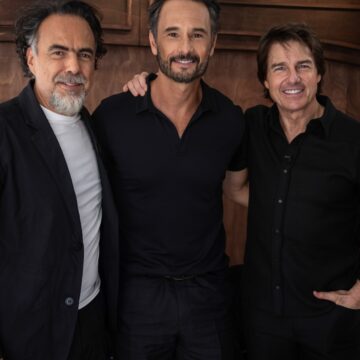 Rodrigo Santoro posa ao lado de Tom Cruise e Iñárritu e celebra encontro: “Dois gigantes”