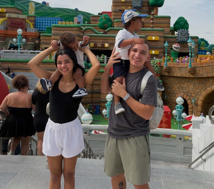 Ary Mirelle e João Gomes aproveitam dia na Disney com os filhos Jorge e Joaquim; veja fotos