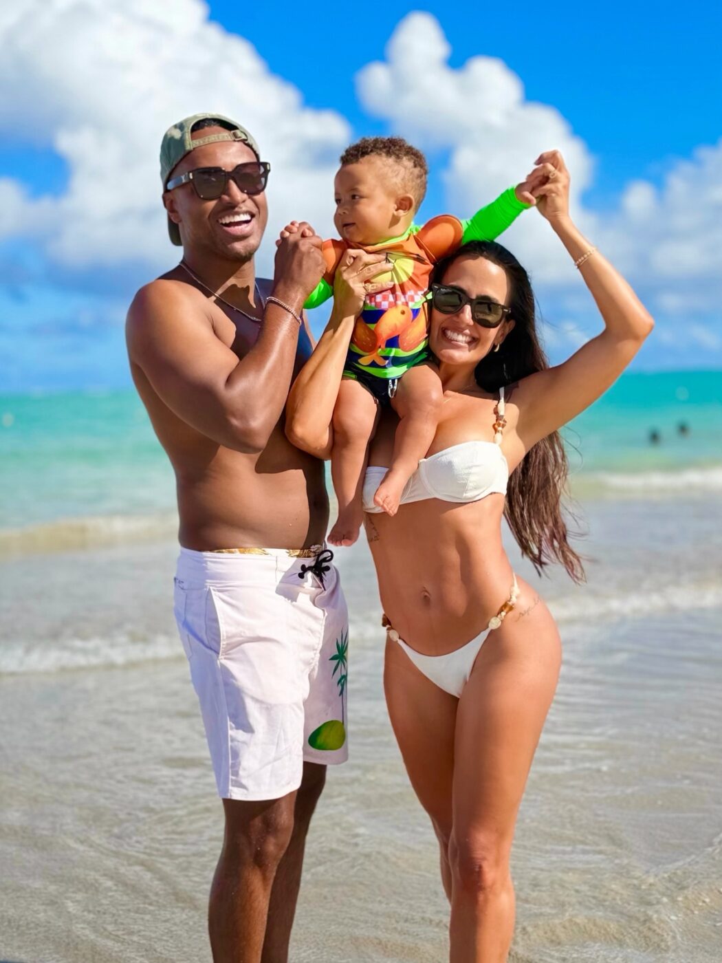 Carol Peixinho e Thiaguinho encantam ao curtir dia de praia com o filho Bento; veja fotos