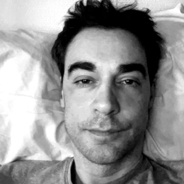 Ator francês Arnaud Denis morre aos 43 anos após eutanásia na Bélgica