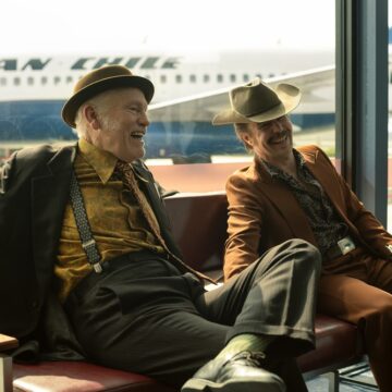 Ovacionado em Veneza, “Cavalo Selvagem Nove”, com John Malkovich, ganha trailer e data de estreia no Brasil