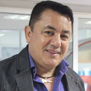 Aos 66 anos, pai de Cristiano Araújo é prensado pela própria caminhonete e vai parar no hospital