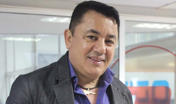 Aos 66 anos, pai de Cristiano Araújo é prensado pela própria caminhonete e vai parar no hospital