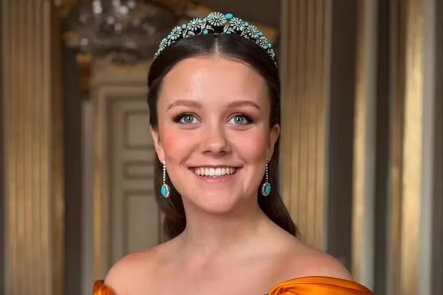 Aos 19 anos, princesa abre mão de salário de mais de R$ 75 mil para servir ao Exército